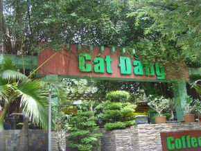 Mặt dựng Alu chữ nổi 01