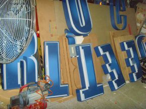 Mặt dựng Alu chữ nổi 02